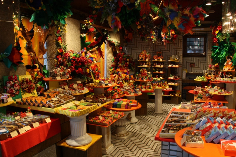 vitrine-VARAGES-min_candy_store_chocolate_shop_chocolate_switzerland-393515